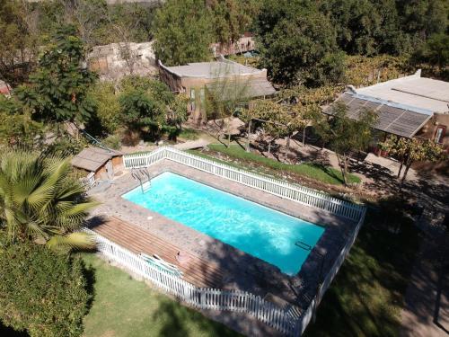 una vista aérea de una piscina en un patio en Cabañas AHOPIEDRA en Vicuña