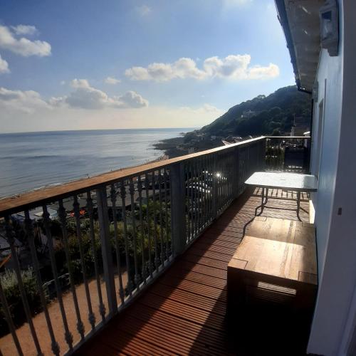 文特諾的住宿－Kaia Penthouse, waking up to the sound and smell of the ocean，阳台设有长凳,享有海景。