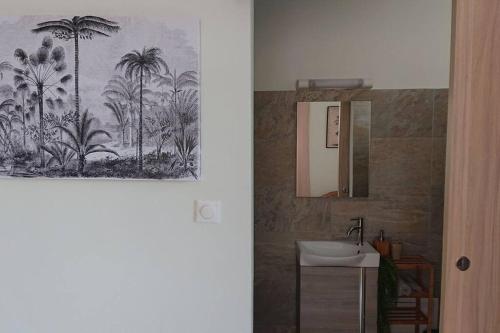 聖呂斯的住宿－Héritage créole 3 : Touloulou，一间带水槽和镜子的浴室,并种植了棕榈树