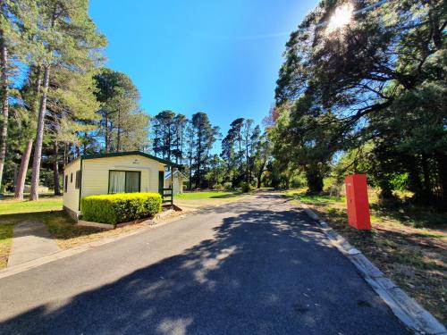 un camino con una pequeña casa a un lado en Creswick Holiday Park, en Creswick