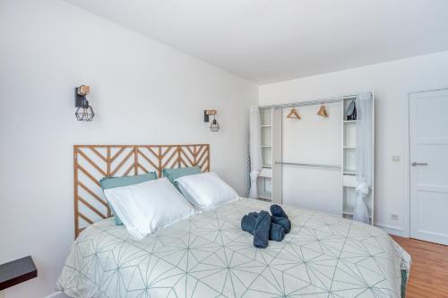 a bedroom with a bed with a stuffed animal on it at Détente et Confort proche Paris et Orly in Choisy-le-Roi