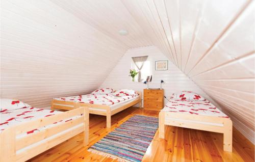 een kamer met 2 bedden op een zolder bij 1 Bedroom Amazing Home In Ustka in Ustka