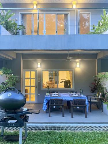 Kemudahan BBQ tersedia untuk tetamu di rumah percutian