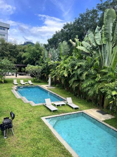 Kolam renang di atau dekat dengan Isara Khao Lak