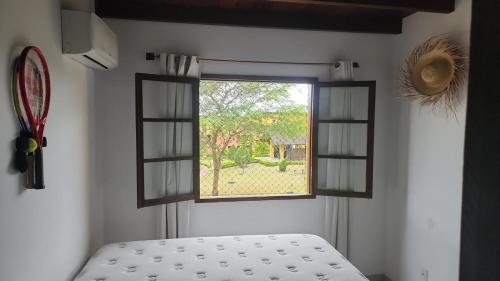 una camera con finestra e un letto in una stanza di Lindo e confortável Flat Em Gravatá a Gravatá