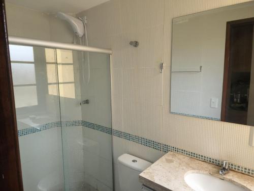 un bagno con doccia, WC e lavandino di Lindo e confortável Flat Em Gravatá a Gravatá