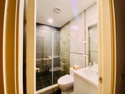 a bathroom with a toilet and a sink at 浯島文旅WD Hotel in Jinhu