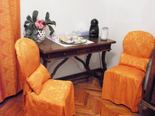 a table with two chairs and a plate of food at Art&Coffee in Verona