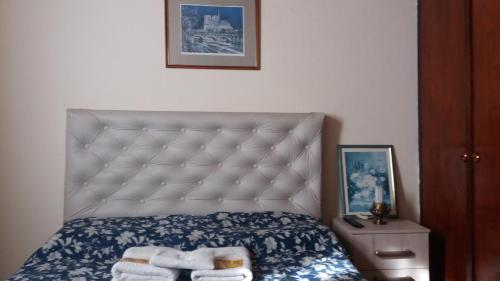 um quarto com uma cama com toalhas em reconquista em Reconquista