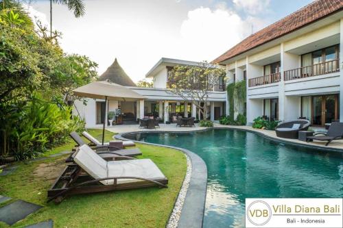 basen z leżakami i dom w obiekcie Villa Diana Bali 16 Bedrooms w mieście Seminyak
