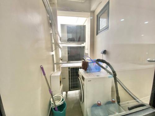 a laboratory room with a machine and a window at ECOPARK APATMENT CĂN HỘ 1 PHÒNG NGỦ in Kim Quan