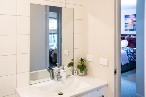 ein Bad mit einem Waschbecken und einem Spiegel in der Unterkunft Lake Esmond Place in Canadian
