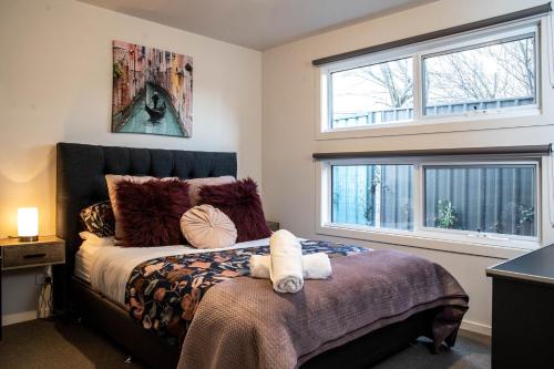 1 dormitorio con 1 cama y 2 ventanas en Lake Esmond Place, en Canadian