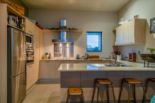 Una cocina o cocineta en Waterways Serenity