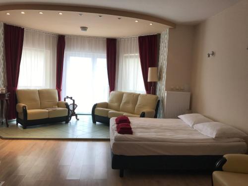 1 dormitorio con 1 cama, 2 sillas y sofá en Centrum Noclegowe Apartament 5 en Bydgoszcz