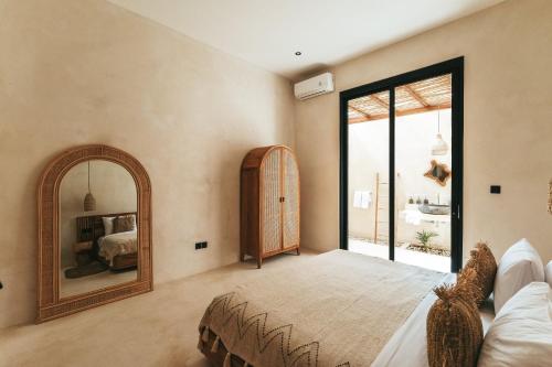 um quarto com uma cama grande e um espelho em Villa Bocce em Canggu