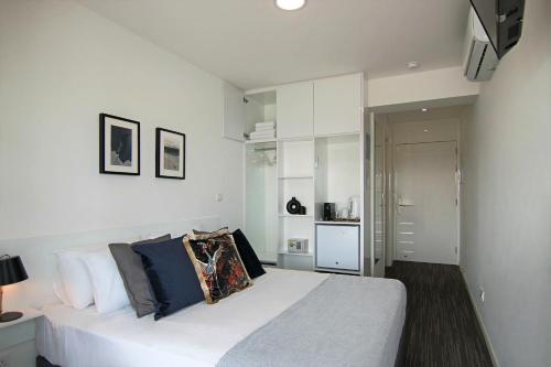 Phaedrus Living: Luxury Suite Nicosia 509 في نيقوسيا: غرفة نوم بسرير ابيض كبير مع مخدات