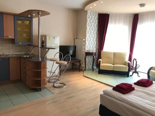 a hotel room with a kitchen and a living room at Centrum Noclegowe Apartament 5 in Bydgoszcz