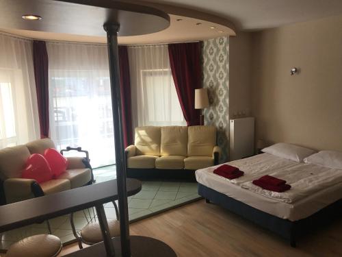 sypialnia z łóżkiem i salon z kanapą w obiekcie Centrum Noclegowe Apartament 5 w Bydgoszczy