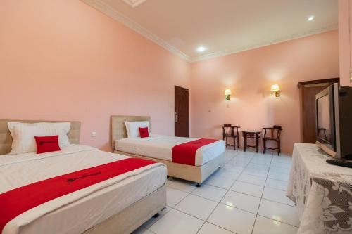 Кровать или кровати в номере RedDoorz near Silangit International Airport