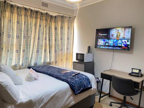 Μια τηλεόραση ή/και κέντρο ψυχαγωγίας στο Chic Guest House & Solar system free from load shedding