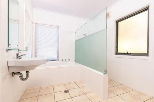 Sands في بلويز بيتش: حمام مع حوض وحوض ونافذة