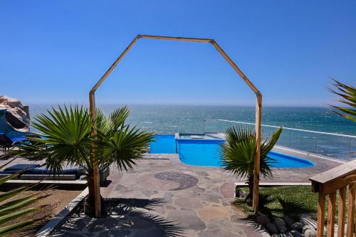 Bazén v ubytování Tritons Place-Half Acre Oceanfront Paradise With Private Pool, Jacuzzi, Fire Pit, Beach Access nebo v jeho okolí