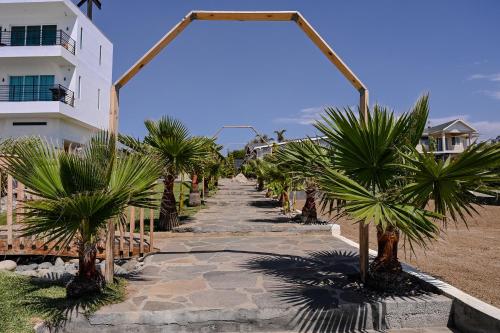 Zahrada ubytování Tritons Place-Half Acre Oceanfront Paradise With Private Pool, Jacuzzi, Fire Pit, Beach Access
