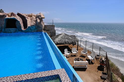 Bazén v ubytování Tritons Place-Half Acre Oceanfront Paradise With Private Pool, Jacuzzi, Fire Pit, Beach Access nebo v jeho okolí