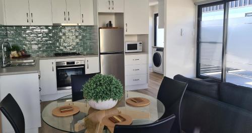 a kitchen and dining room with a table and chairs at The Avenue Inn in Naracoorte