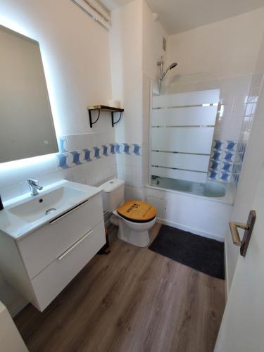 Un baño de Studio avec balcon, vue sur jardins et cathédrale