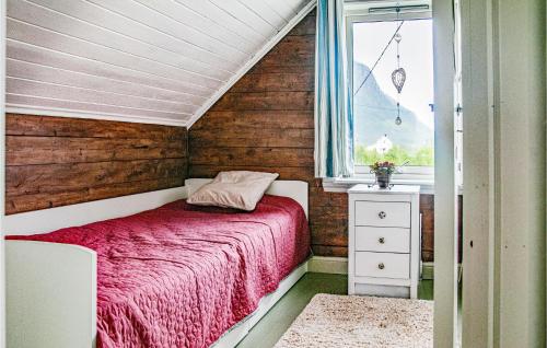 una camera con letto rosso e finestra di Amazing Home In Sortland With 3 Bedrooms And Wifi a Flesnes