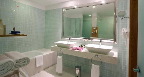 Salle de bains dans l'établissement Melia Madeira Mare