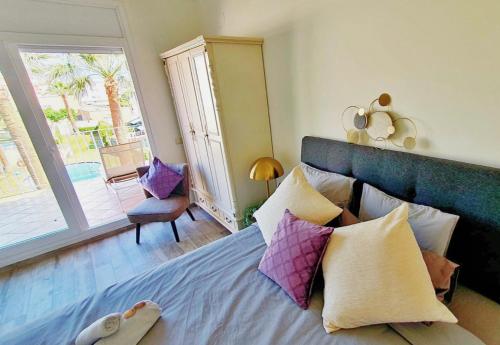 um quarto com uma cama com duas pranchas de surf em Cheerful Townhouse Center Sitges 5 bedrooms Pool and Terrace em Sitges