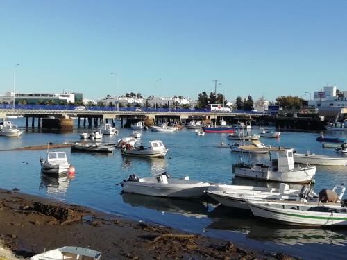 eine Gruppe von Booten in einem Hafen mit einer Brücke in der Unterkunft FUNDADORES, Isla Cristina in Isla Cristina