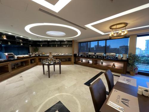 een restaurant met tafels en stoelen en een bar bij Days Hotel by Wyndham Istanbul Maltepe in Istanbul