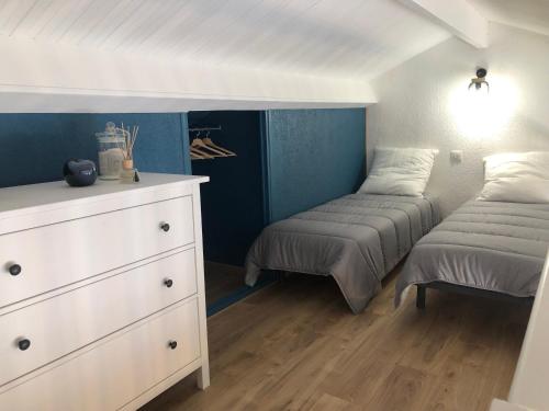 1 dormitorio con 2 camas individuales y vestidor en Maison au cœur de la La Palmyre en Les Mathes