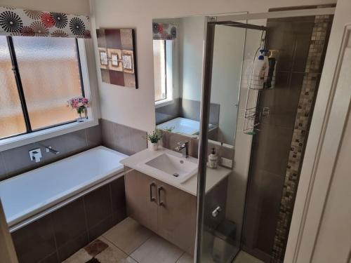 ein Bad mit einem Waschbecken und einer Dusche in der Unterkunft On the edge of Mornington Peninsula 4 B/R House in Lyndhurst