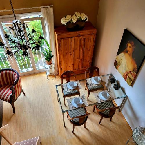 an overhead view of a living room with a table and chairs at Traum Ferienwohnung am Strand im Tessin - nur 3km von Ascona oder Locarno entfernt in Tegna