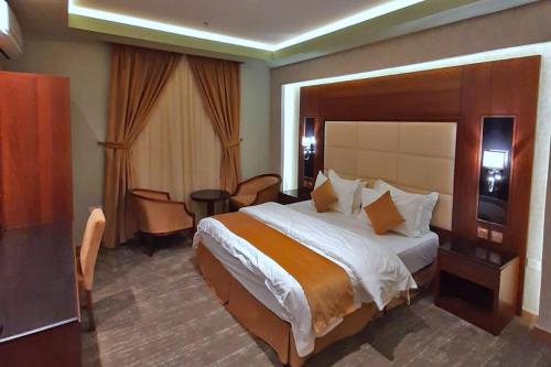 a bedroom with a large bed in a hotel room at شقق نيروز ان للوحدات المخدومة in Jeddah