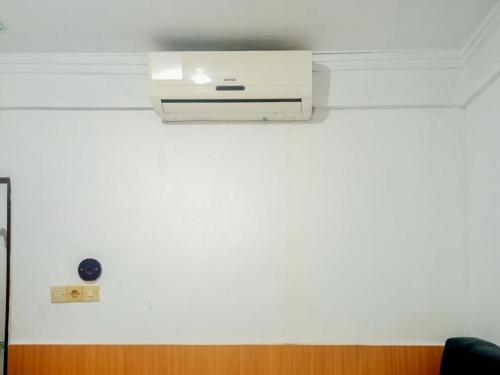 a air conditioner on the ceiling of a room at Homestay Akik Hijau Near Panakkukang in Pampang