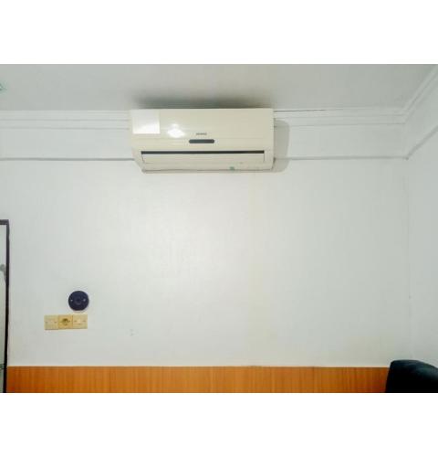 a air conditioner on a ceiling in a room at Homestay Akik Hijau Near Panakkukang in Pampang