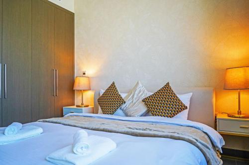 Lova arba lovos apgyvendinimo įstaigoje Modern Urban 3 bedroom apartment Dubai Creek Harbour