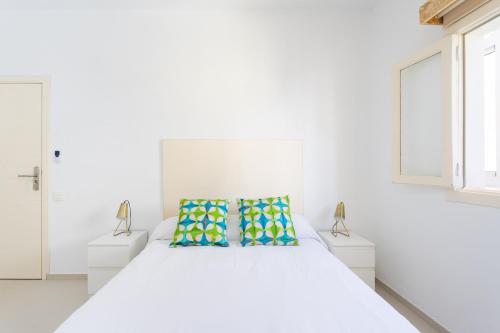 1 dormitorio blanco con 1 cama blanca y 2 almohadas en Fantastic location San Andres Las Teresitas, en El Roque