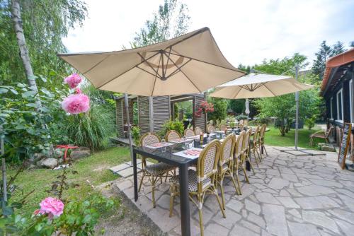 Taman di luar Logis - Hotel Restaurant La Mire