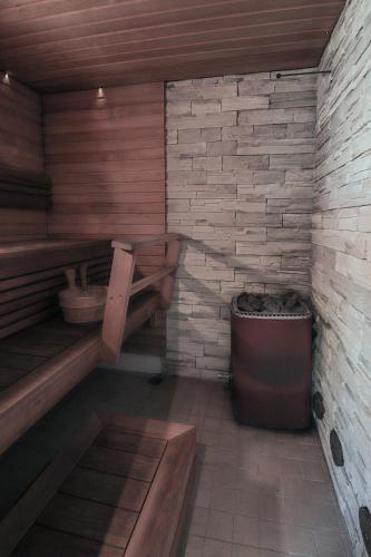 a small room with a bench and a trash can at Lakeside holiday home in Rovaniemi