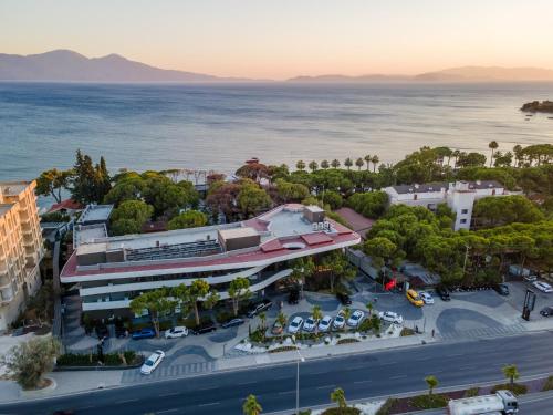 een luchtzicht op een stad en de oceaan bij Unique Life Style Hotel in Kuşadası
