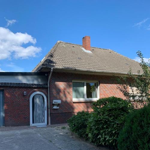 une maison en briques rouges avec une fenêtre sur elle dans l'établissement Ferienhof Möller, 