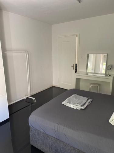 チューリッヒにあるBig room Zurich Centerのベッドと窓が備わる小さな客室です。