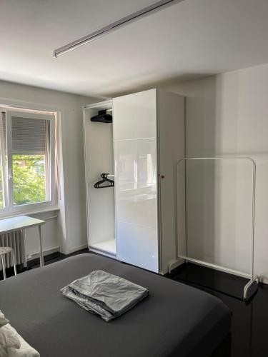 een kamer met een bed, een koelkast en een tafel bij Big room Zurich Center in Zürich